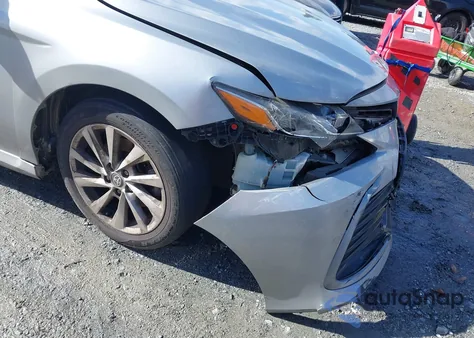 2021 Toyota Camry Le z USA, uszkodzony, nr VIN 4T1C11AK6MU466042